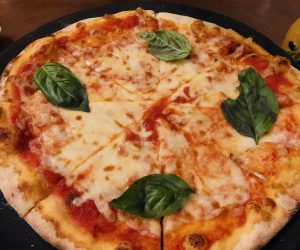 13【アナンタラ・リバーサイド・バンコク】イタリアンレストランのピザ